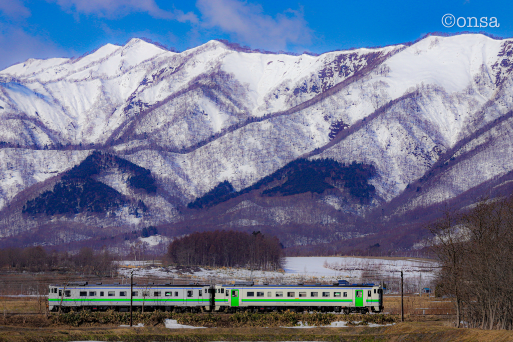 春の雪山にエンジン音が響くころ