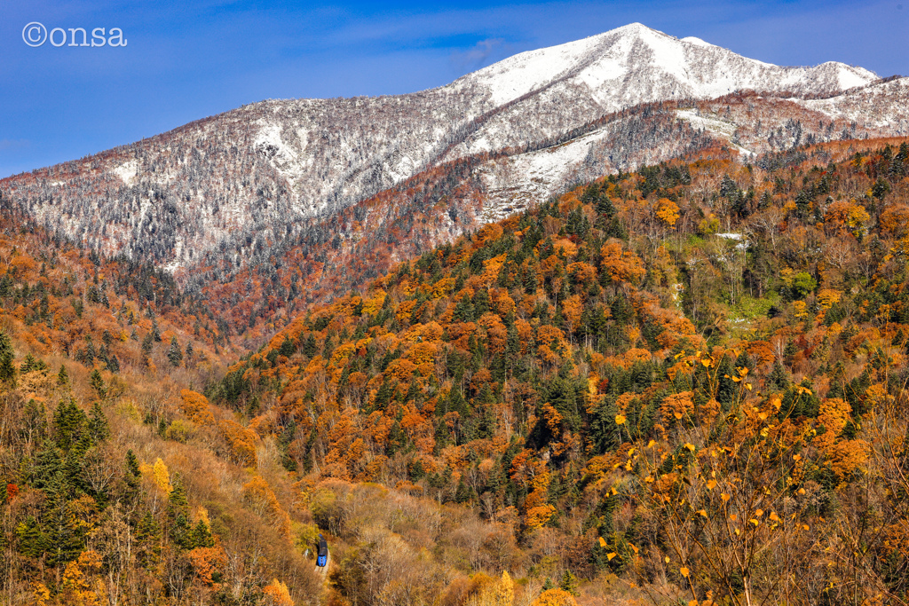 秋と冬 紅葉に初冠雪