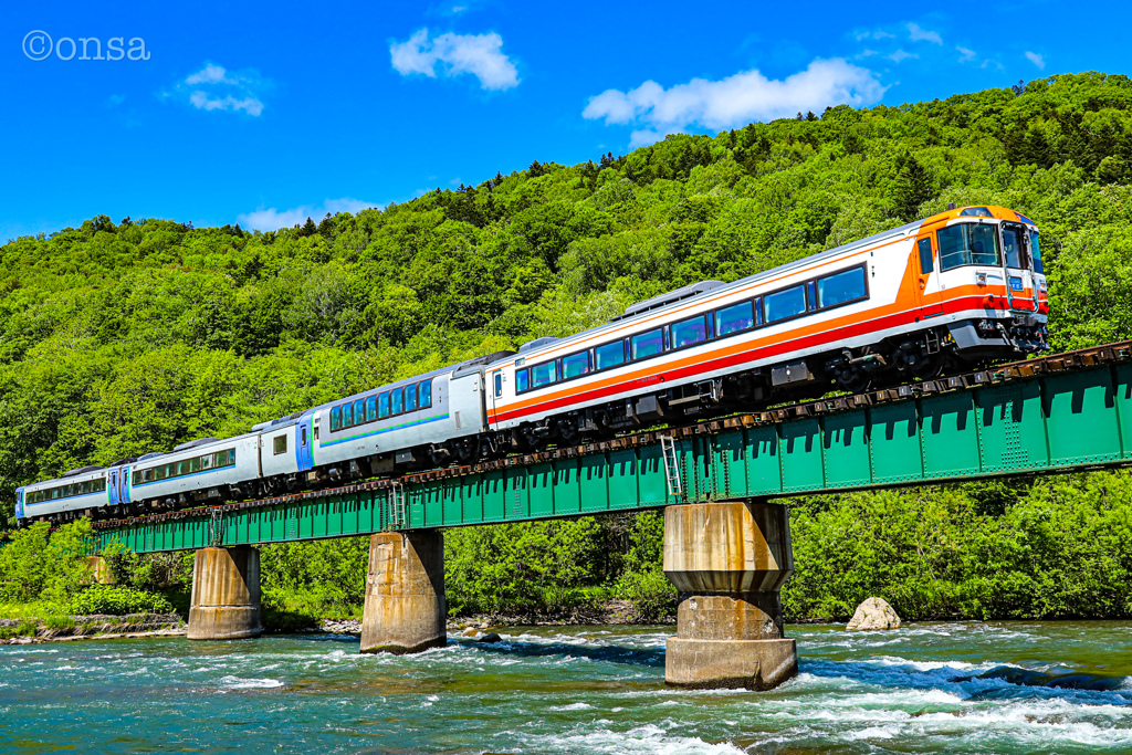 山を越え川を渡る鉄道の旅を楽しみませんか、北海道はあなたを待っています！