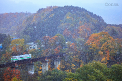 初雪の便りを紅葉にのせて