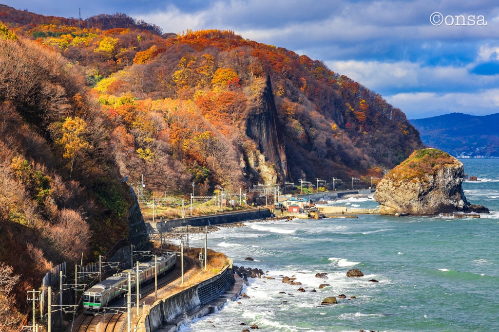 海に山に 列車は進む