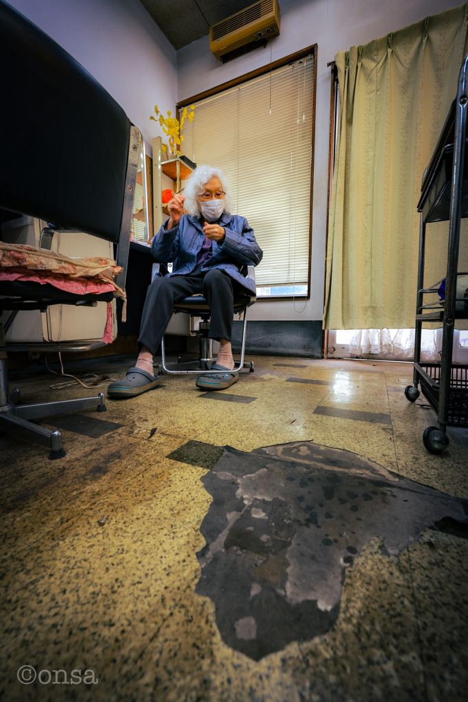 床の傷跡は彼女の歴史