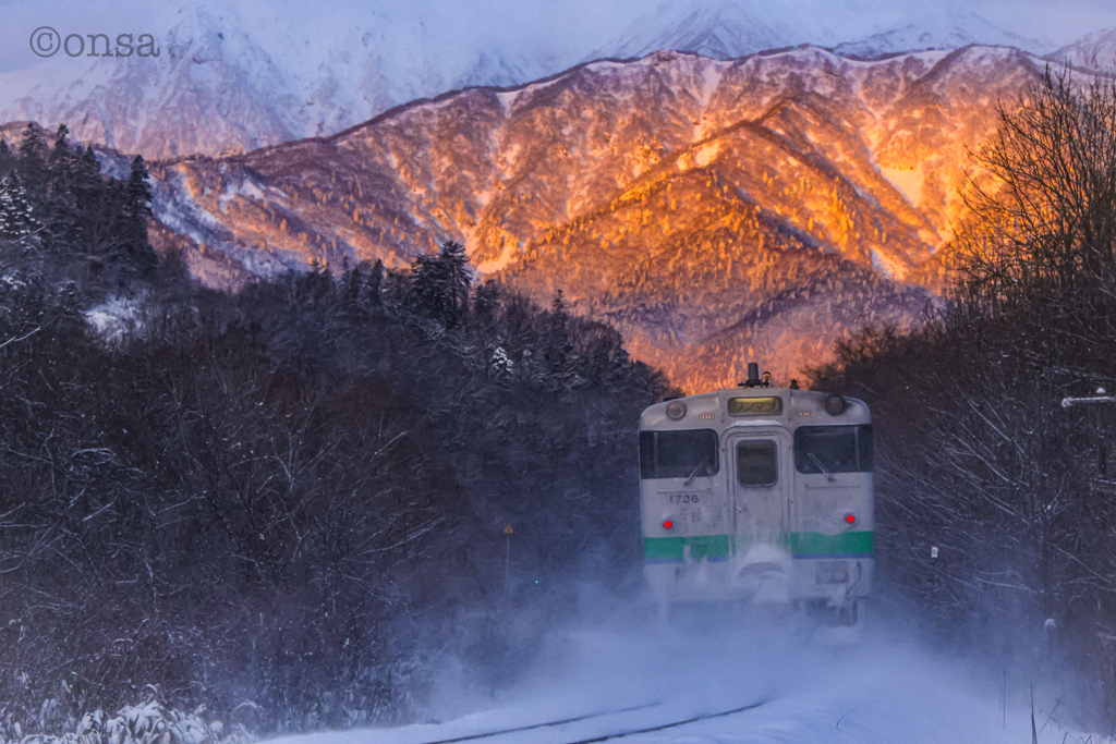 初冬の朝に山は輝く