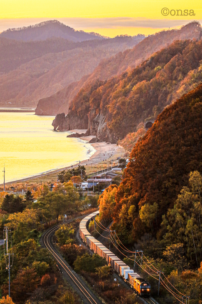 秋鉄 海岸をゆく貨物列車