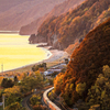 秋鉄 海岸をゆく貨物列車