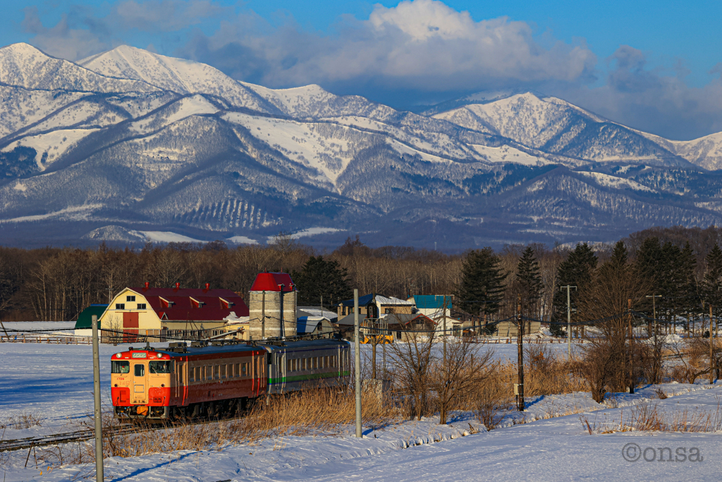 赤いサイロ 白い山 昔色列車