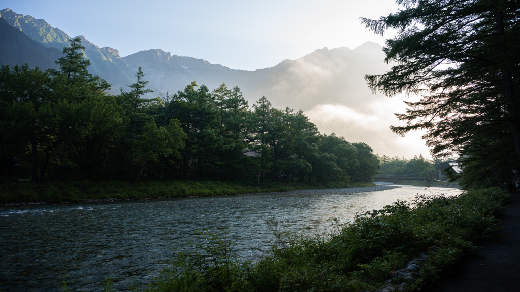 山の朝