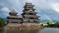 雨上がりの松本城