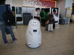 221024-04ロボット巡回中