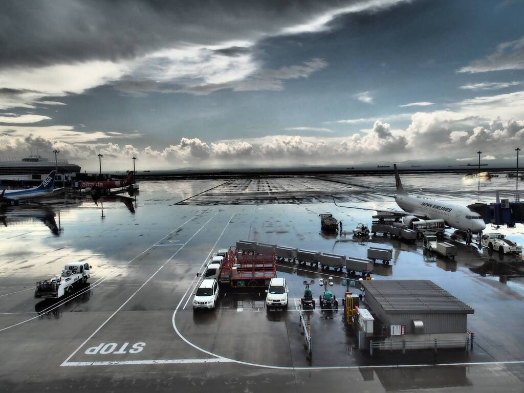 雨上がりの空港