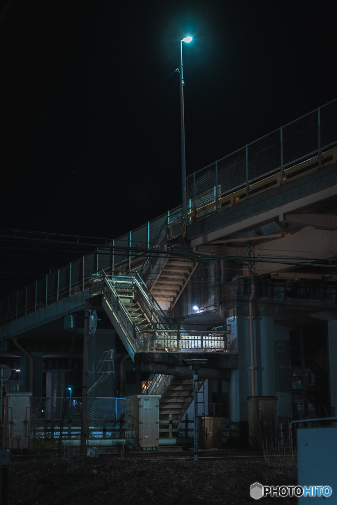 夜の跨線橋