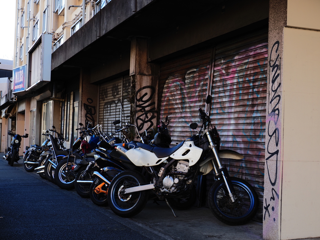 落書きだらけのバイク屋さん