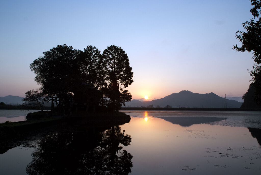 池に浮かぶ神社の夜明け