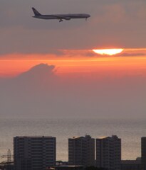 夕陽と飛行機と海と町