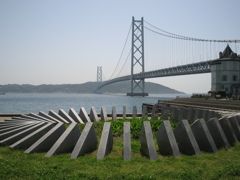 モニュメントと明石海峡大橋