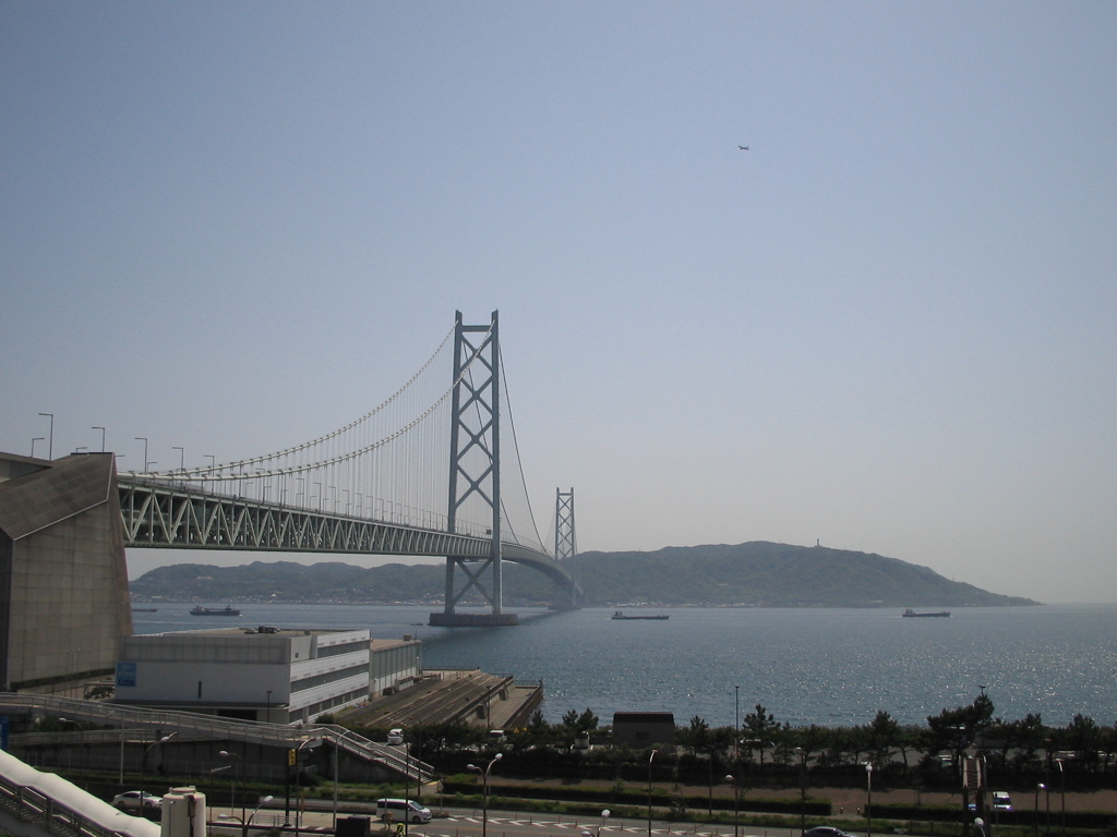 明石海峡大橋と航空機(ちっちゃいですけど)