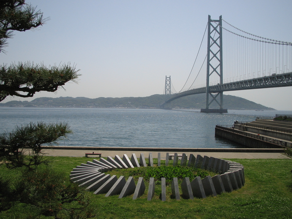 明石海峡大橋とモニュメント