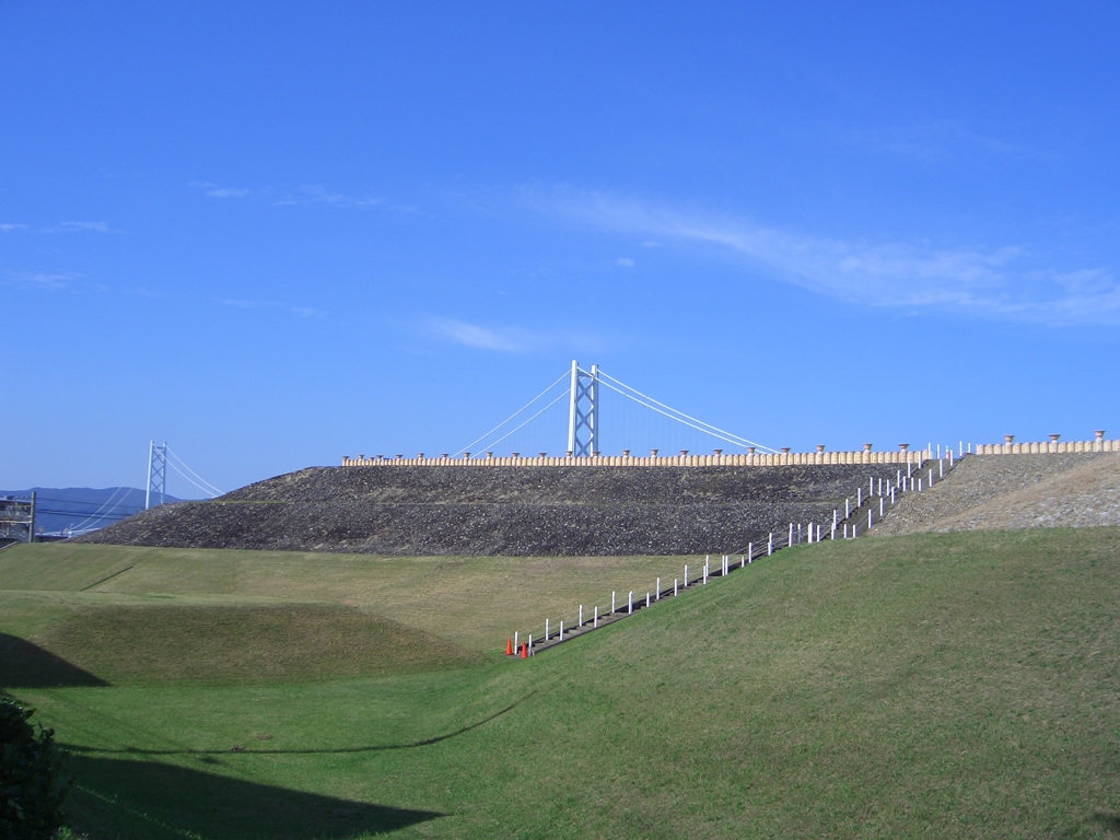 五色塚と明石海峡大橋