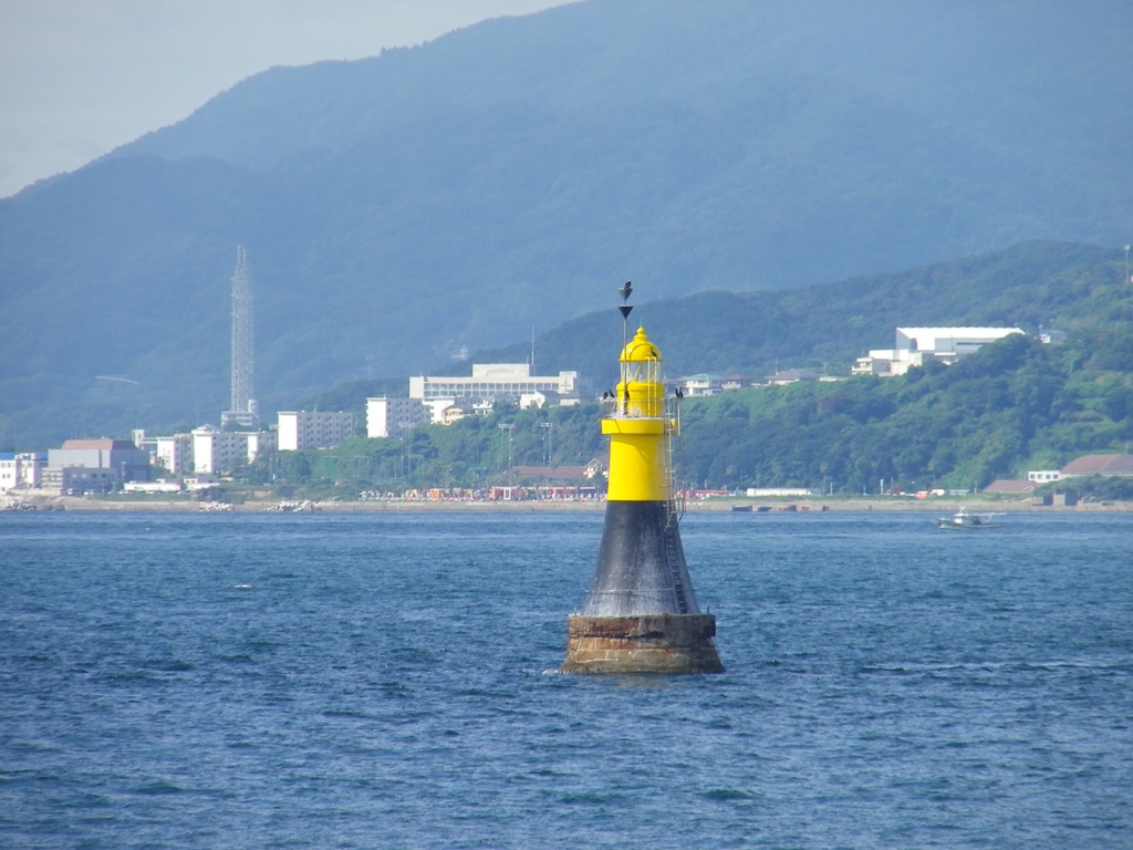 平磯灯標と淡路島