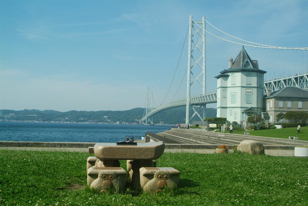 モニュメントと孫文記念館と明石海峡大橋