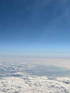 雲の上から
