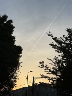夕暮れと飛行機雲