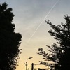 夕暮れと飛行機雲