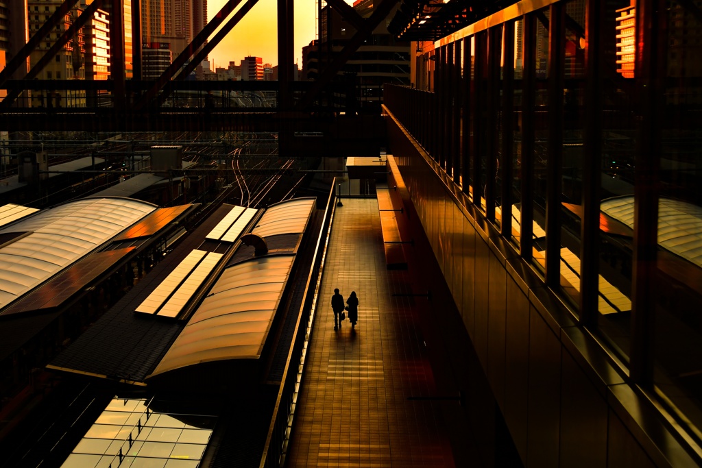 都会の夕暮れ 夕焼け 大阪駅 