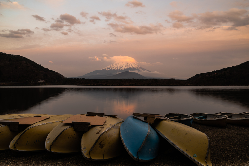 精進湖に望む富士　夕暮れに染まる