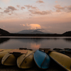 精進湖に望む富士　夕暮れに染まる