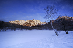 染まる戸隠山　覆われる鏡池