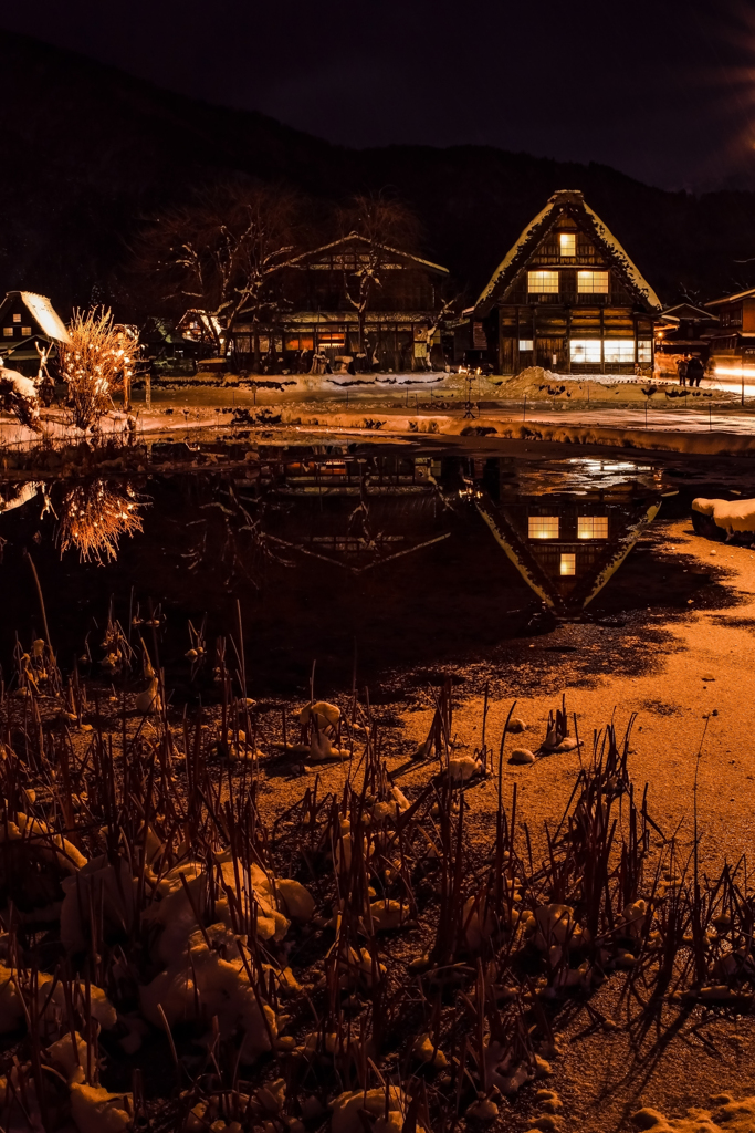 白川郷　雪と水鏡