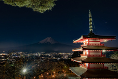 富士に臨む忠霊塔