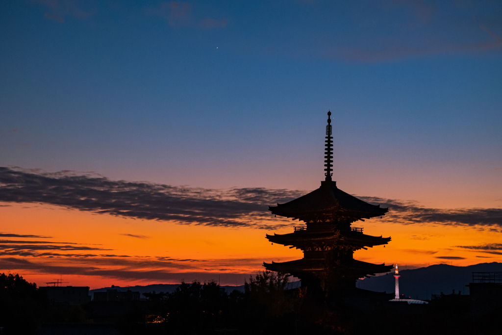 八坂の塔　秋空に染まる