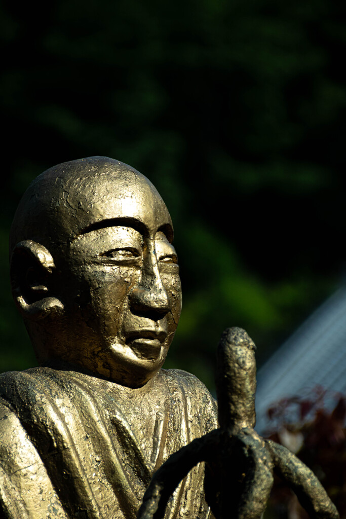 黄金色の僧