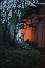 千本鳥居の脇