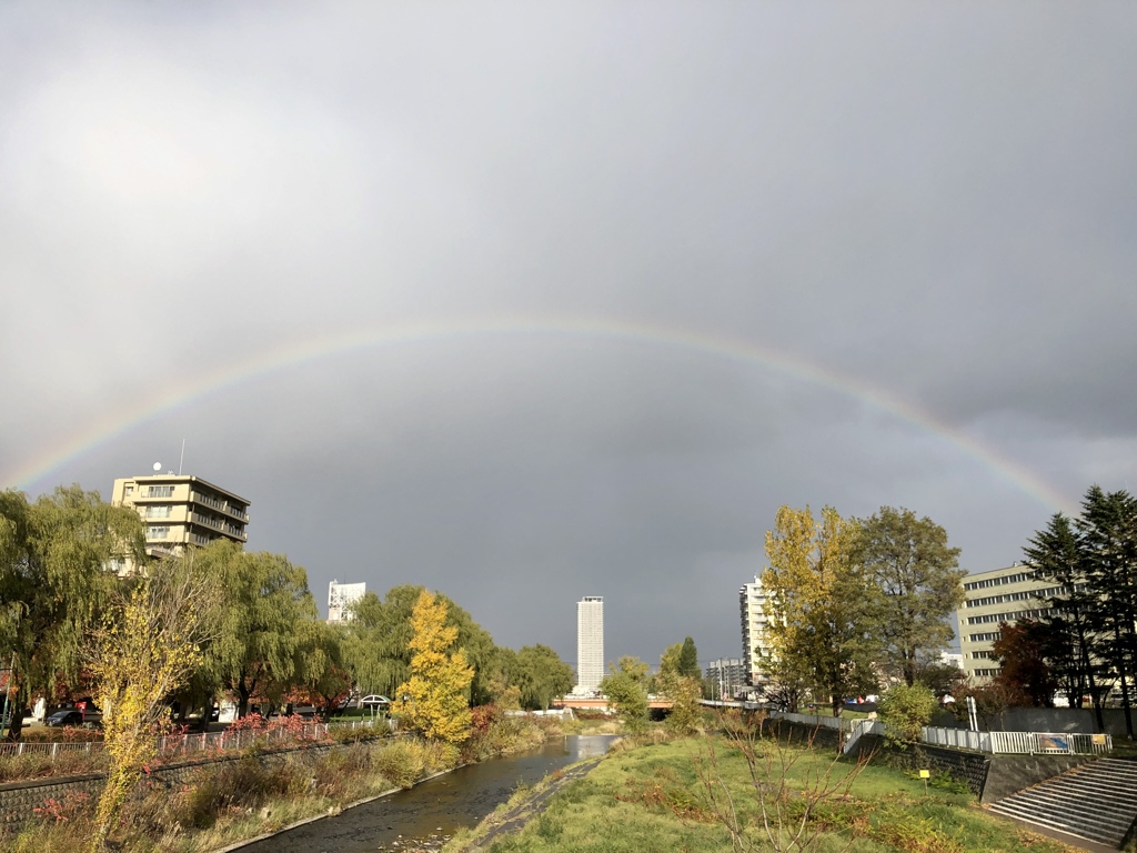 初冬、雨上がりの虹
