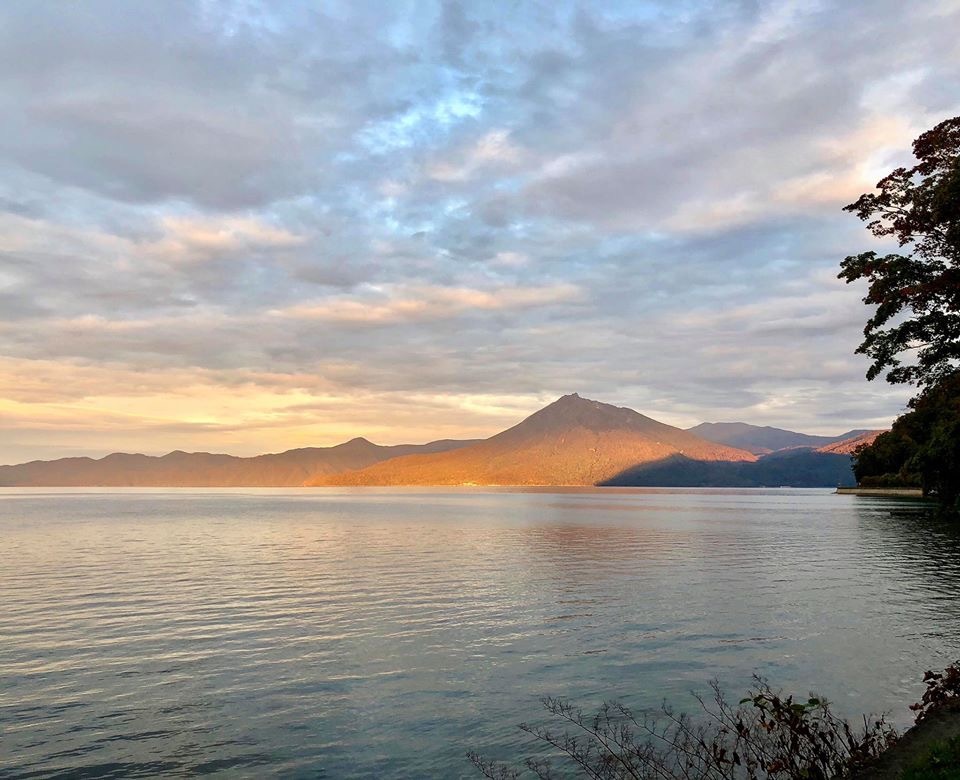 支笏湖、朝焼けの恵庭岳