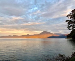 支笏湖、朝焼けの恵庭岳