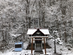 初雪の日、ひっそりと佇む社