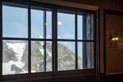 山小屋　窓