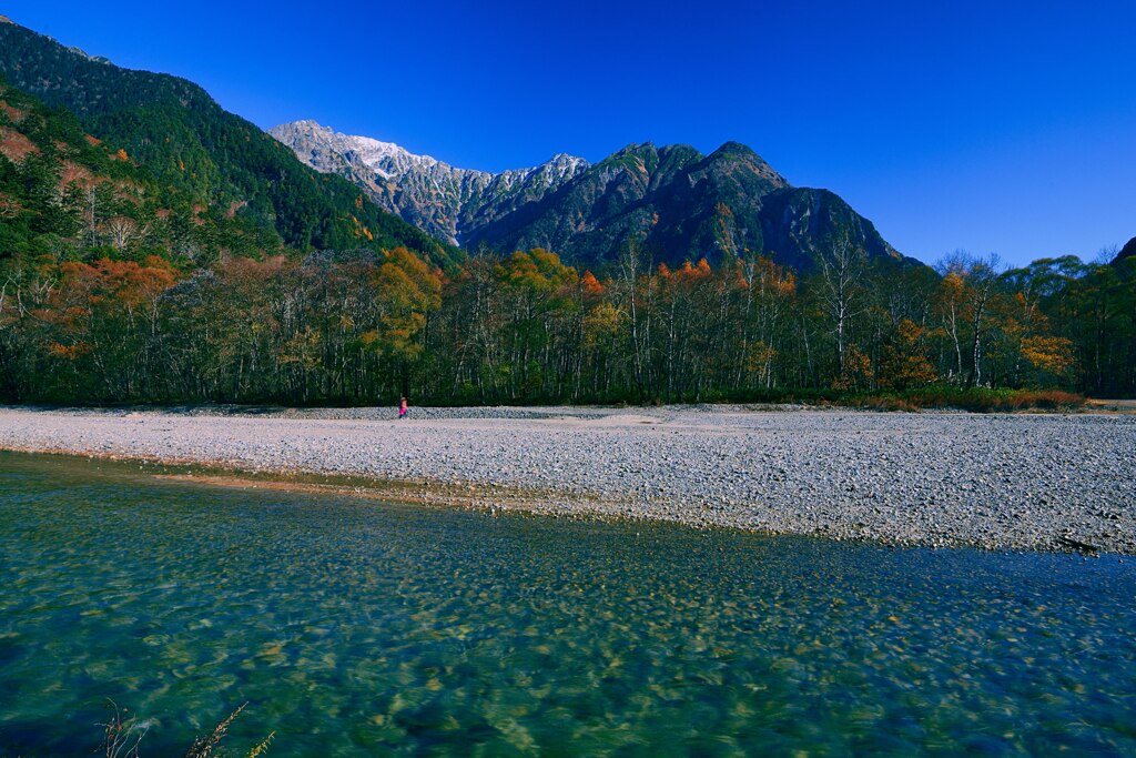 清流に映える青い空に山