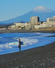 サーファーと富士