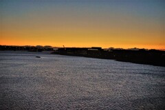 帰京　夜明け前（バス窓外羽田沖）