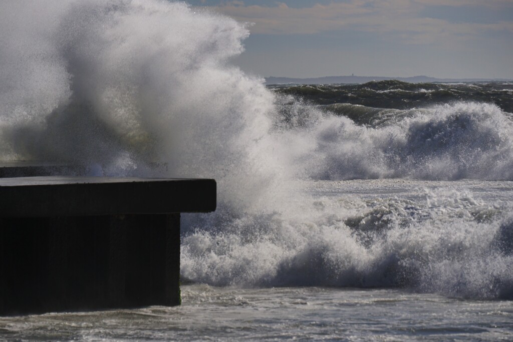 風強く、波高し