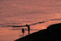暮れなじむ浜辺