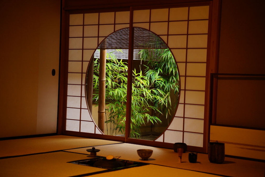 鎌倉一条恵観山荘　右側からの障子窓　