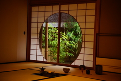 鎌倉一条恵観山荘　右側からの障子窓　