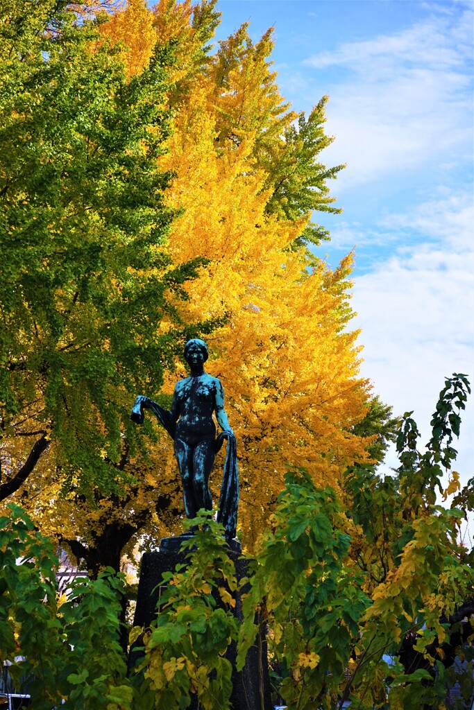 横浜　シルクモニュメントの秋