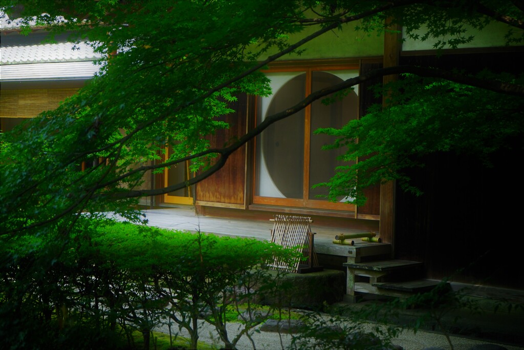 閉ざされた丸窓